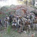 Il team in posa davanti ad una grossa roccia